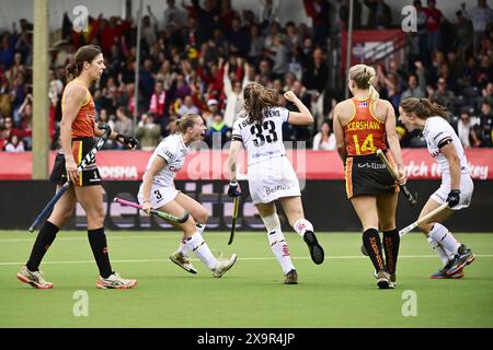 Antwerpen, Belgien. Juni 2024. Die Belgierin Astrid Bonami erzielt ein Tor während eines Hockeyspiels zwischen Australien und der belgischen Nationalmannschaft Red Panthers, Match 12/16 in der Gruppenphase der FIH Pro League 2024, Sonntag, den 2. Juni 2024, in Antwerpen. BELGA FOTO DIRK WAEM Credit: Belga News Agency/Alamy Live News Stockfoto