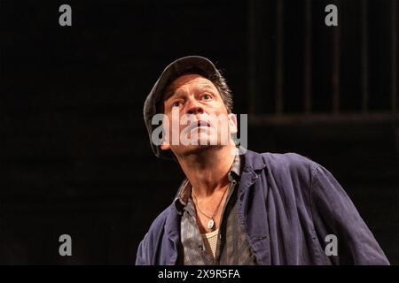 Dominic West (Eddie Carbone) in Einem BLICK VON DER BRÜCKE von Arthur Miller im Theatre Royal Haymarket, London SW1 04/06/2024 A Theatre Royal Bath Produktionsdesign: Peter McKintosh Beleuchtung: Paul Pyant Regie: Lindsay Posner Stockfoto