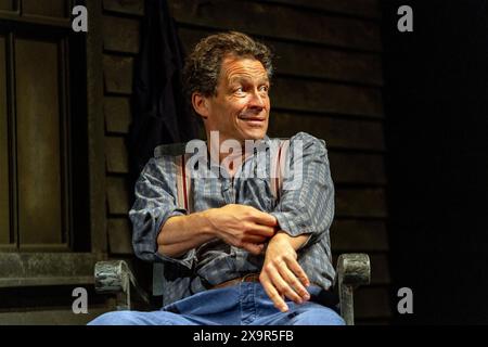 Dominic West (Eddie Carbone) in Einem BLICK VON DER BRÜCKE von Arthur Miller im Theatre Royal Haymarket, London SW1 04/06/2024 A Theatre Royal Bath Produktionsdesign: Peter McKintosh Beleuchtung: Paul Pyant Regie: Lindsay Posner Stockfoto