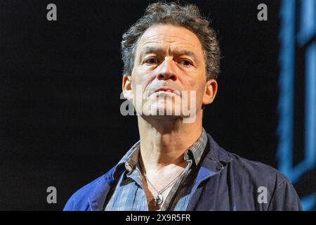 Dominic West (Eddie Carbone) in Einem BLICK VON DER BRÜCKE von Arthur Miller im Theatre Royal Haymarket, London SW1 04/06/2024 A Theatre Royal Bath Produktionsdesign: Peter McKintosh Beleuchtung: Paul Pyant Regie: Lindsay Posner Stockfoto