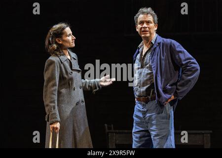 Kate Fleetwood (Beatrice), Dominic West (Eddie Carbone) in Einem BLICK VON DER BRÜCKE von Arthur Miller im Theatre Royal Haymarket, London SW1 04/06/2024 A Theatre Royal Bath Produktionsdesign: Peter McKintosh Beleuchtung: Paul Pyant Regie: Lindsay Posner Stockfoto