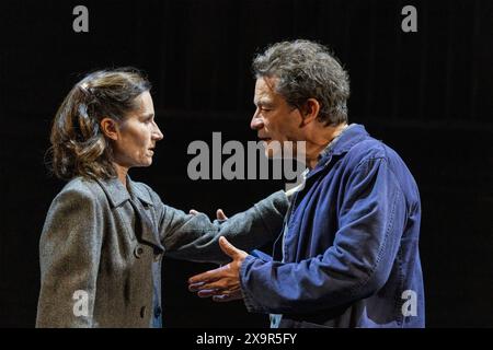 Kate Fleetwood (Beatrice), Dominic West (Eddie Carbone) in Einem BLICK VON DER BRÜCKE von Arthur Miller im Theatre Royal Haymarket, London SW1 04/06/2024 A Theatre Royal Bath Produktionsdesign: Peter McKintosh Beleuchtung: Paul Pyant Regie: Lindsay Posner Stockfoto