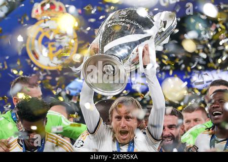 London, Großbritannien. Juni 2024. Spieler von Real Madrid, die während der Medaillenzeremonie des Endspiels der UEFA Champions League zwischen Borussia Dortmund und Real Madrid im Wembley Stadion London, Vereinigtes Königreich, zu sehen sind; Borussia Dortmund 0:2 Real Madrid Credit: SOPA Images Limited/Alamy Live News Stockfoto