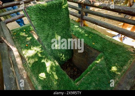 Falle im Vietnam Krieg Tunnel von Cu Chi an Saigon in Vietnam Stockfoto