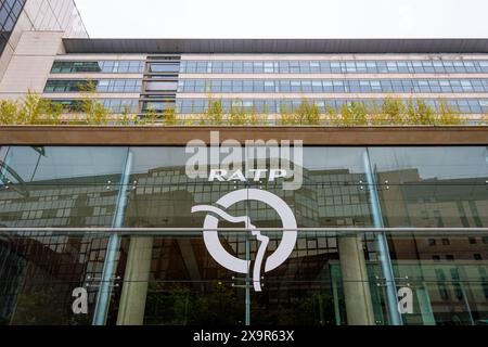 Fassade des Hauptsitzes der RATP (Régie Autonome des Transports Parisiens), einer öffentlichen Gesellschaft, die den Großteil des Verkehrs in Paris betreibt Stockfoto