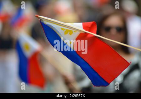 New York City, Usa. Juni 2023. Eine philippinische Flagge wird auf der Madison Avenue, Manhattan, in New York City während der 34. Jährlichen Philippine Day Parade gesehen. Quelle: Ryan Rahman/Alamy Live News Stockfoto