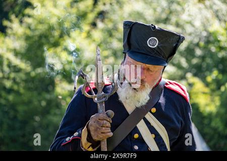 Chalfont, Großbritannien. 2. Juni 2024. Preußische Artillerie-Wiederendarsteller nehmen am Napoleonischen Wochenende der Living History im Chiltern Open Air Museum (COAM) Teil. Rund 100 Reenactor der Napoleonic Association erwecken die Militärlager von Wellington, Blucher und Napoleons Armeen zum Leben. COAM erzählt die Geschichte der Chilterns Area durch die Erhaltung historischer Gebäude, Landschaften und Kultur. Quelle: Stephen Chung / Alamy Live News Stockfoto