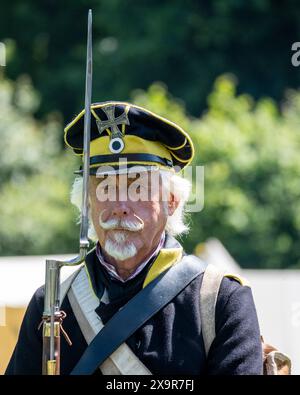 Chalfont, Großbritannien. 2. Juni 2024. Preußische Artillerie-Wiederendarsteller nehmen am Napoleonischen Wochenende der Living History im Chiltern Open Air Museum (COAM) Teil. Rund 100 Reenactor der Napoleonic Association erwecken die Militärlager von Wellington, Blucher und Napoleons Armeen zum Leben. COAM erzählt die Geschichte der Chilterns Area durch die Erhaltung historischer Gebäude, Landschaften und Kultur. Quelle: Stephen Chung / Alamy Live News Stockfoto