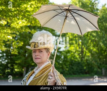 Chalfont, Großbritannien. 2. Juni 2024. Ein Reenactor in historischen Kostümen nimmt am Napoleonischen Living History Weekend im Chiltern Open Air Museum (COAM) Teil. Rund 100 Reenactor der Napoleonic Association erwecken die Militärlager von Wellington, Blucher und Napoleons Armeen zum Leben. COAM erzählt die Geschichte der Chilterns Area durch die Erhaltung historischer Gebäude, Landschaften und Kultur. Quelle: Stephen Chung / Alamy Live News Stockfoto