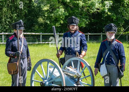 Chalfont, Großbritannien. 2. Juni 2024. Preußische Artillerie-Wiederendarsteller nehmen am Napoleonischen Wochenende der Living History im Chiltern Open Air Museum (COAM) Teil. Rund 100 Reenactor der Napoleonic Association erwecken die Militärlager von Wellington, Blucher und Napoleons Armeen zum Leben. COAM erzählt die Geschichte der Chilterns Area durch die Erhaltung historischer Gebäude, Landschaften und Kultur. Quelle: Stephen Chung / Alamy Live News Stockfoto