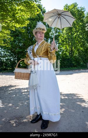 Chalfont, Großbritannien. 2. Juni 2024. Ein Reenactor in historischen Kostümen nimmt am Napoleonischen Living History Weekend im Chiltern Open Air Museum (COAM) Teil. Rund 100 Reenactor der Napoleonic Association erwecken die Militärlager von Wellington, Blucher und Napoleons Armeen zum Leben. COAM erzählt die Geschichte der Chilterns Area durch die Erhaltung historischer Gebäude, Landschaften und Kultur. Quelle: Stephen Chung / Alamy Live News Stockfoto