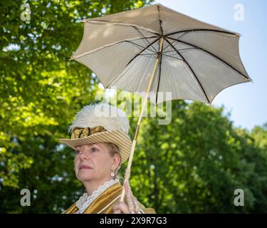 Chalfont, Großbritannien. 2. Juni 2024. Ein Reenactor in historischen Kostümen nimmt am Napoleonischen Living History Weekend im Chiltern Open Air Museum (COAM) Teil. Rund 100 Reenactor der Napoleonic Association erwecken die Militärlager von Wellington, Blucher und Napoleons Armeen zum Leben. COAM erzählt die Geschichte der Chilterns Area durch die Erhaltung historischer Gebäude, Landschaften und Kultur. Quelle: Stephen Chung / Alamy Live News Stockfoto