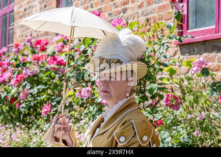 Chalfont, Großbritannien. 2. Juni 2024. Ein Reenactor in historischen Kostümen nimmt am Napoleonischen Living History Weekend im Chiltern Open Air Museum (COAM) Teil. Rund 100 Reenactor der Napoleonic Association erwecken die Militärlager von Wellington, Blucher und Napoleons Armeen zum Leben. COAM erzählt die Geschichte der Chilterns Area durch die Erhaltung historischer Gebäude, Landschaften und Kultur. Quelle: Stephen Chung / Alamy Live News Stockfoto