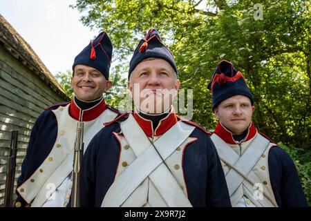 Chalfont, Großbritannien. 2. Juni 2024. Die französischen Armeefiguren nehmen am Napoleonischen Wochenende zur lebendigen Geschichte im Chiltern Open Air Museum (COAM) Teil. Rund 100 Reenactor der Napoleonic Association erwecken die Militärlager von Wellington, Blucher und Napoleons Armeen zum Leben. COAM erzählt die Geschichte der Chilterns Area durch die Erhaltung historischer Gebäude, Landschaften und Kultur. Quelle: Stephen Chung / Alamy Live News Stockfoto