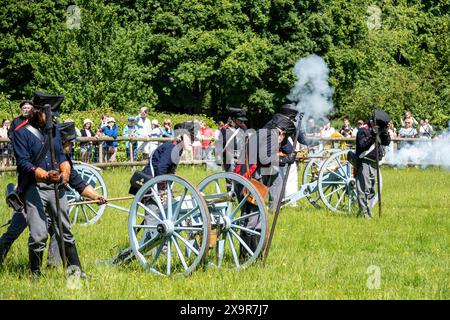 Chalfont, Großbritannien. 2. Juni 2024. Preußische Artillerie-Wiederendarsteller nehmen am Napoleonischen Wochenende der Living History im Chiltern Open Air Museum (COAM) Teil. Rund 100 Reenactor der Napoleonic Association erwecken die Militärlager von Wellington, Blucher und Napoleons Armeen zum Leben. COAM erzählt die Geschichte der Chilterns Area durch die Erhaltung historischer Gebäude, Landschaften und Kultur. Quelle: Stephen Chung / Alamy Live News Stockfoto