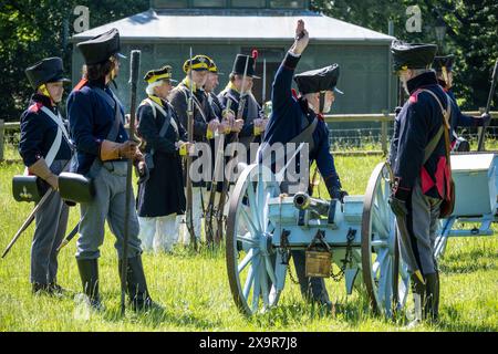 Chalfont, Großbritannien. 2. Juni 2024. Preußische Artillerie-Wiederendarsteller nehmen am Napoleonischen Wochenende der Living History im Chiltern Open Air Museum (COAM) Teil. Rund 100 Reenactor der Napoleonic Association erwecken die Militärlager von Wellington, Blucher und Napoleons Armeen zum Leben. COAM erzählt die Geschichte der Chilterns Area durch die Erhaltung historischer Gebäude, Landschaften und Kultur. Quelle: Stephen Chung / Alamy Live News Stockfoto