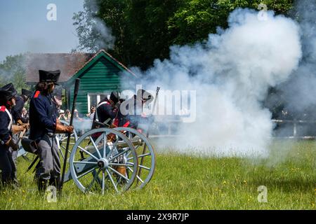 Chalfont, Großbritannien. 2. Juni 2024. Preußische Artillerie-Wiederendarsteller nehmen am Napoleonischen Wochenende der Living History im Chiltern Open Air Museum (COAM) Teil. Rund 100 Reenactor der Napoleonic Association erwecken die Militärlager von Wellington, Blucher und Napoleons Armeen zum Leben. COAM erzählt die Geschichte der Chilterns Area durch die Erhaltung historischer Gebäude, Landschaften und Kultur. Quelle: Stephen Chung / Alamy Live News Stockfoto