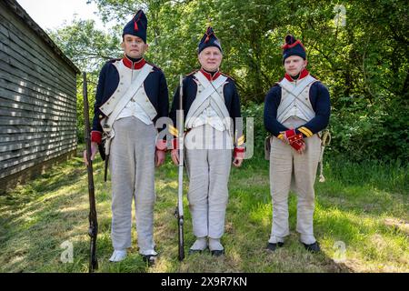 Chalfont, Großbritannien. 2. Juni 2024. Die französischen Armeefiguren nehmen am Napoleonischen Wochenende zur lebendigen Geschichte im Chiltern Open Air Museum (COAM) Teil. Rund 100 Reenactor der Napoleonic Association erwecken die Militärlager von Wellington, Blucher und Napoleons Armeen zum Leben. COAM erzählt die Geschichte der Chilterns Area durch die Erhaltung historischer Gebäude, Landschaften und Kultur. Quelle: Stephen Chung / Alamy Live News Stockfoto