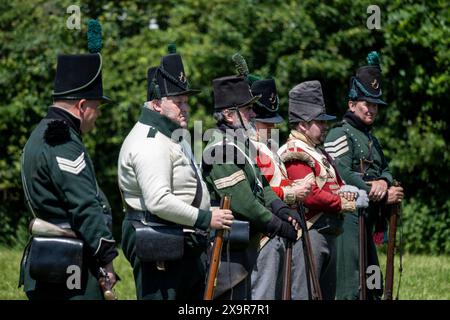 Chalfont, Großbritannien. 2. Juni 2024. Eine Demonstration der Artillerie als Wiederendarsteller nimmt am Napoleonischen Wochenende der Living History im Chiltern Open Air Museum (COAM) Teil. Rund 100 Reenactor der Napoleonic Association erwecken die Militärlager von Wellington, Blucher und Napoleons Armeen zum Leben. COAM erzählt die Geschichte der Chilterns Area durch die Erhaltung historischer Gebäude, Landschaften und Kultur. Quelle: Stephen Chung / Alamy Live News Stockfoto