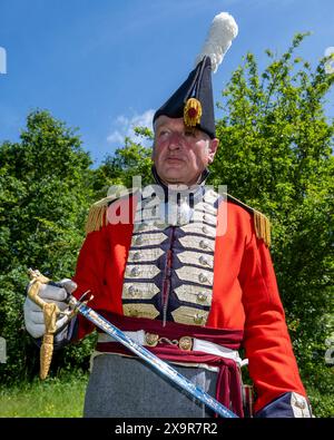 Chalfont, Großbritannien. 2. Juni 2024. Ein Captain of the Royal Engineers Re-Enactor nimmt am Napoleonischen Wochenende zur Lebendigen Geschichte im Chiltern Open Air Museum (COAM) Teil. Rund 100 Reenactor der Napoleonic Association erwecken die Militärlager von Wellington, Blucher und Napoleons Armeen zum Leben. COAM erzählt die Geschichte der Chilterns Area durch die Erhaltung historischer Gebäude, Landschaften und Kultur. Quelle: Stephen Chung / Alamy Live News Stockfoto