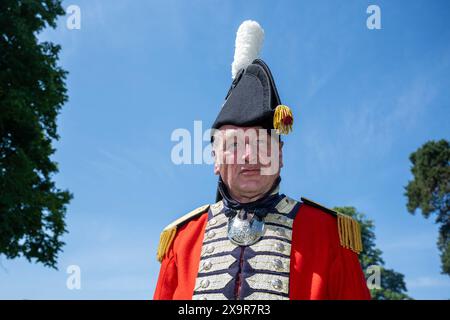 Chalfont, Großbritannien. 2. Juni 2024. Ein Captain of the Royal Engineers Re-Enactor nimmt am Napoleonischen Wochenende zur Lebendigen Geschichte im Chiltern Open Air Museum (COAM) Teil. Rund 100 Reenactor der Napoleonic Association erwecken die Militärlager von Wellington, Blucher und Napoleons Armeen zum Leben. COAM erzählt die Geschichte der Chilterns Area durch die Erhaltung historischer Gebäude, Landschaften und Kultur. Quelle: Stephen Chung / Alamy Live News Stockfoto