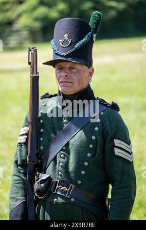 Chalfont, Großbritannien. 2. Juni 2024. AS Re-Enactors nehmen am Napoleonischen Wochenende zur Lebensgeschichte im Chiltern Open Air Museum (COAM) Teil. Rund 100 Reenactor der Napoleonic Association erwecken die Militärlager von Wellington, Blucher und Napoleons Armeen zum Leben. COAM erzählt die Geschichte der Chilterns Area durch die Erhaltung historischer Gebäude, Landschaften und Kultur. Quelle: Stephen Chung / Alamy Live News Stockfoto