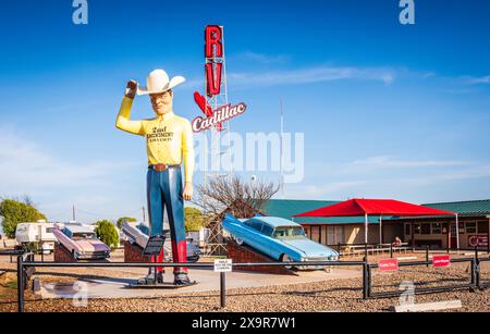 Second Amendment Cowboy Statue, früher Muffler man, im Cadillac Ranch RV Park in Amarillo, Texas. Stockfoto