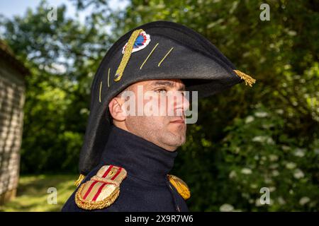 Chalfont, Großbritannien. 2. Juni 2024. Während des Napoleonic Living History Weekend im Chiltern Open Air Museum (COAM) spielt ein Nachendarsteller den Kapitän der französischen Armee. Rund 100 Reenactor der Napoleonic Association erwecken die Militärlager von Wellington, Blucher und Napoleons Armeen zum Leben. COAM erzählt die Geschichte der Chilterns Area durch die Erhaltung historischer Gebäude, Landschaften und Kultur. Quelle: Stephen Chung / Alamy Live News Stockfoto