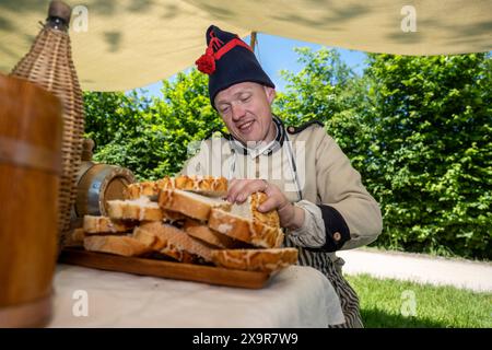 Chalfont, Großbritannien. 2. Juni 2024. Während des Napoleonic Living History Weekend im Chiltern Open Air Museum (COAM) spielt ein Nachendarsteller den Chef der französischen Armee. Rund 100 Reenactor der Napoleonic Association erwecken die Militärlager von Wellington, Blucher und Napoleons Armeen zum Leben. COAM erzählt die Geschichte der Chilterns Area durch den Erhalt historischer Gebäude, Landschaften und Kultur. Credit: Stephen Chung / Alamy Live News Stockfoto