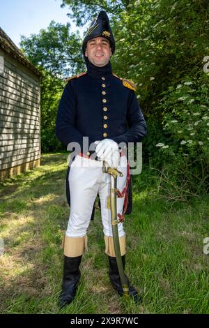 Chalfont, Großbritannien. 2. Juni 2024. Während des Napoleonic Living History Weekend im Chiltern Open Air Museum (COAM) spielt ein Nachendarsteller den Kapitän der französischen Armee. Rund 100 Reenactor der Napoleonic Association erwecken die Militärlager von Wellington, Blucher und Napoleons Armeen zum Leben. COAM erzählt die Geschichte der Chilterns Area durch die Erhaltung historischer Gebäude, Landschaften und Kultur. Quelle: Stephen Chung / Alamy Live News Stockfoto