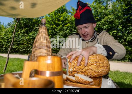 Chalfont, Großbritannien. 2. Juni 2024. Während des Napoleonic Living History Weekend im Chiltern Open Air Museum (COAM) spielt ein Nachendarsteller den Chef der französischen Armee. Rund 100 Reenactor der Napoleonic Association erwecken die Militärlager von Wellington, Blucher und Napoleons Armeen zum Leben. COAM erzählt die Geschichte der Chilterns Area durch den Erhalt historischer Gebäude, Landschaften und Kultur. Credit: Stephen Chung / Alamy Live News Stockfoto