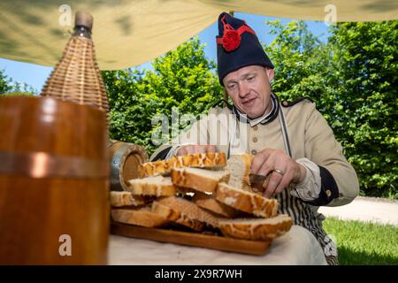 Chalfont, Großbritannien. 2. Juni 2024. Während des Napoleonic Living History Weekend im Chiltern Open Air Museum (COAM) spielt ein Nachendarsteller den Chef der französischen Armee. Rund 100 Reenactor der Napoleonic Association erwecken die Militärlager von Wellington, Blucher und Napoleons Armeen zum Leben. COAM erzählt die Geschichte der Chilterns Area durch den Erhalt historischer Gebäude, Landschaften und Kultur. Credit: Stephen Chung / Alamy Live News Stockfoto