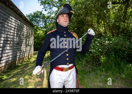 Chalfont, Großbritannien. 2. Juni 2024. Während des Napoleonic Living History Weekend im Chiltern Open Air Museum (COAM) spielt ein Nachendarsteller den Kapitän der französischen Armee. Rund 100 Reenactor der Napoleonic Association erwecken die Militärlager von Wellington, Blucher und Napoleons Armeen zum Leben. COAM erzählt die Geschichte der Chilterns Area durch die Erhaltung historischer Gebäude, Landschaften und Kultur. Quelle: Stephen Chung / Alamy Live News Stockfoto