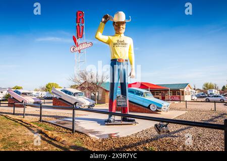 Second Amendment Cowboy Statue, früher Muffler man, im Cadillac Ranch RV Park in Amarillo, Texas. Stockfoto