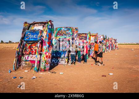 Cadillac Ranch ist eine öffentliche Kunstinstallation und Skulptur in Amarillo, Texas, USA. Es wurde 1974 von Chip Lord, Hudson Marquez und Doug Michels geschaffen Stockfoto