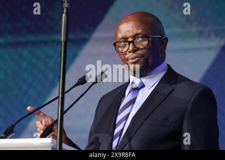 Midrand, Südafrika. Juni 2024. Mosotho Moepya, Vorsitzender der IEC, gibt die Ergebnisse der Wahlen 2024 in Südafrika während des Wahlprogramms der IEC (Wahlkommission Südafrikas) bekannt, in dem die Ergebnisse der nationalen Wahlen 2024 für Südafrika am 2. Juni 2024 in Midrand, Südafrika, bekannt gegeben werden. Der ANC, das langjährige Regierungsorgan in Südafrika, verlor zum ersten Mal seit Beginn der Demokratie vor 30 Jahren im Jahr 1994 seine absolute Mehrheit im Land. Quelle: UPI/Alamy Live News Stockfoto