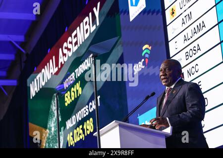 Midrand, Südafrika. Juni 2024. Der südafrikanische Präsident Cyril Ramaphosa spricht an die Nation, nachdem er die Ergebnisse der südafrikanischen Nationalwahlen 2024 während des Wahlausschusses Südafrikas (IEC) bekanntgegeben hatte, in dem die Ergebnisse der Nationalwahlen 2024 für Südafrika bekannt gegeben wurden. Der ANC, das langjährige Regierungsorgan in Südafrika, verlor zum ersten Mal seit Beginn der Demokratie vor 30 Jahren im Jahr 1994 seine absolute Mehrheit im Land. Quelle: UPI/Alamy Live News Stockfoto
