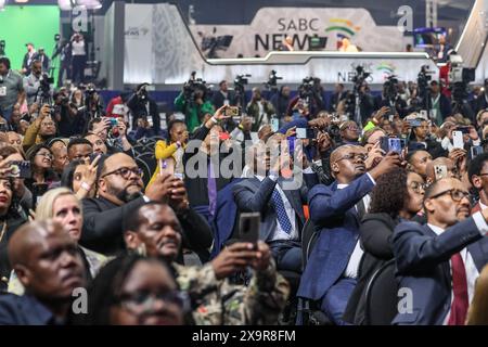 Midrand, Südafrika. Juni 2024. Beobachter, Politiker und Journalisten fotografieren einen großen Bildschirm, auf dem die Zahlen der Abstimmungen gezeigt werden, während der Vorsitzende der IEC Mosotho Moepya die Abstimmungsergebnisse der Wahlen 2024 während der IEC (Wahlkommission Südafrikas) enthüllt. Programm zur Bekanntgabe der Ergebnisse der Wahlen 2024 für Südafrika am 2. Juni 2024 in Midrand, Südafrika. Der ANC, das langjährige Regierungsorgan in Südafrika, verlor zum ersten Mal seit Beginn der Demokratie vor 30 Jahren im Jahr 1994 seine absolute Mehrheit im Land. Quelle: UPI/Alamy Stockfoto