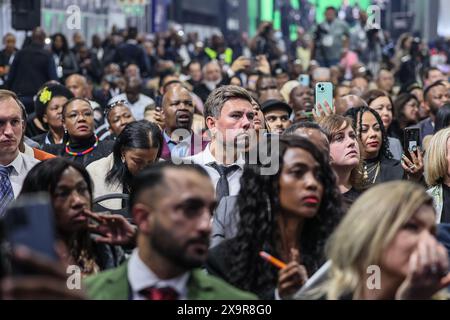 Midrand, Südafrika. Juni 2024. Beobachter, Politiker und Journalist reagieren auf eine Darstellung der Abstimmungszahlen, während der IEC-Vorsitzende Mosotho Moepya die Abstimmungsergebnisse der Südafrikanischen Nationalwahlen 2024 während der IEC (Wahlkommission Südafrikas) enthüllt. Programm zur Bekanntgabe der Ergebnisse der Wahlen 2024 für Südafrika am 2. Juni 2024 in Midrand, Südafrika. Der ANC, das langjährige Regierungsorgan in Südafrika, verlor zum ersten Mal seit Beginn der Demokratie vor 30 Jahren im Jahr 1994 seine absolute Mehrheit im Land. Quelle: UPI/Alamy Live News Stockfoto