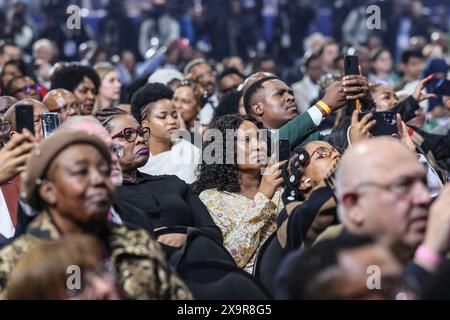 Midrand, Südafrika. Juni 2024. Beobachter, Politiker und Journalisten fotografieren einen großen Bildschirm, auf dem die Zahlen der Abstimmungen gezeigt werden, während der Vorsitzende der IEC Mosotho Moepya die Abstimmungsergebnisse der Wahlen 2024 während der IEC (Wahlkommission Südafrikas) enthüllt. Programm zur Bekanntgabe der Ergebnisse der Wahlen 2024 für Südafrika am 2. Juni 2024 in Midrand, Südafrika. Der ANC, das langjährige Regierungsorgan in Südafrika, verlor zum ersten Mal seit Beginn der Demokratie vor 30 Jahren im Jahr 1994 seine absolute Mehrheit im Land. Quelle: UPI/Alamy Stockfoto