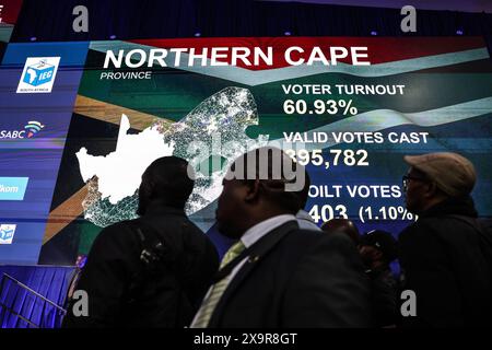 Midrand, Südafrika. Juni 2024. Beobachter, Politiker und Journalist reagieren auf eine Darstellung der Abstimmungszahlen, während der IEC-Vorsitzende Mosotho Moepya die Abstimmungsergebnisse der Südafrikanischen Nationalwahlen 2024 während der IEC (Wahlkommission Südafrikas) enthüllt. Programm zur Bekanntgabe der Ergebnisse der Wahlen 2024 für Südafrika am 2. Juni 2024 in Midrand, Südafrika. Der ANC, das langjährige Regierungsorgan in Südafrika, verlor zum ersten Mal seit Beginn der Demokratie vor 30 Jahren im Jahr 1994 seine absolute Mehrheit im Land. Quelle: UPI/Alamy Live News Stockfoto
