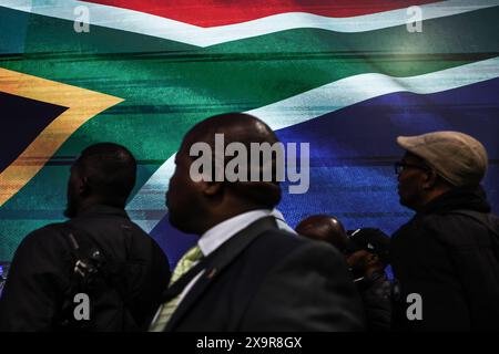 Midrand, Südafrika. Juni 2024. Beobachter, Politiker und Journalist reagieren auf eine Darstellung der Abstimmungszahlen, während der IEC-Vorsitzende Mosotho Moepya die Abstimmungsergebnisse der Südafrikanischen Nationalwahlen 2024 während der IEC (Wahlkommission Südafrikas) enthüllt. Programm zur Bekanntgabe der Ergebnisse der Wahlen 2024 für Südafrika am 2. Juni 2024 in Midrand, Südafrika. Der ANC, das langjährige Regierungsorgan in Südafrika, verlor zum ersten Mal seit Beginn der Demokratie vor 30 Jahren im Jahr 1994 seine absolute Mehrheit im Land. Quelle: UPI/Alamy Live News Stockfoto