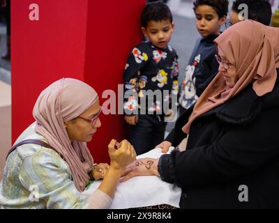 Berlin, Deutschland 20.01. 2023 Mehndi-Meister, der Henna-Tattoo auf weiblicher Hand zeichnet, Mehendi-Kunst Stockfoto