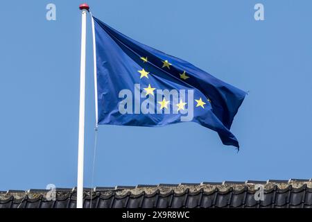 Die europäische Flagge besteht aus zwölf goldenen Sternen, die einen Kreis auf einem blauen Feld bilden. Es ist die offizielle Flagge der Europäischen Union Kopenhagen die französische Botschaft Dänemark Copyright: XKristianxTuxenxLadegaardxBergx 2E6A4364 Stockfoto