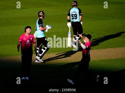 Somerset's Ben Green (unten links) feiert, nachdem er im Kia Oval, London, den Wicket von Surrey's Jamie Smith beim Spiel Vitality Blast T20 erobert hat. Bilddatum: Sonntag, 2. Juni 2024. Stockfoto