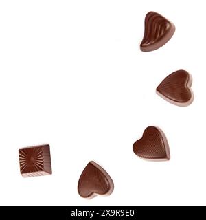 Schokoladenbonbons isoliert auf weißem Hintergrund. Collage. Freier Platz für Text. Stockfoto