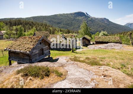 Das Nordfjord Museum of Cultural History verfügt über eine Reihe erhaltener hölzerner Objekte aus einer anderen Zeit, von denen viele über Grasdächer verfügen. Stockfoto