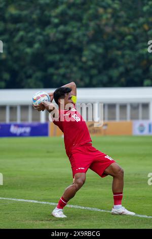 Jakarta, Indonesien, 02. Juni 2024 ASNAWI MANGKUALAM BAHAR stürzte während des indonesischen TRAININGS gegen Tansania am 2. Juni 2024 im Madya Stadion in Jakarta Indonesien, Credit Shaquille Fabri/Alamy Stockfoto