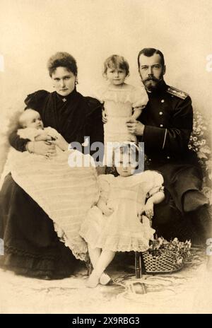 1901 , september , RUSSLAND : der russische Zar Nikolaus II ROMANOV von Russland ( 1868–1918 , Nikolai II ), letzter Kaiser von Russland, König von Polen und Großherzog von Finnland , mit seiner Familie : Whife Tsarina ALEXANDRA FJODOROWNA ( Feodorowna , Alix von Hessen und am Rhein 1872 - 1918 ), MARIE ( Maria , geb. 1899 ), TATIANA ( geb. 1897 ), ANASTASIA ( geb. juni 1901 ) in den Händen von Zarina . Unbekannter Fotograf. - Foto storiche - Foto storica - Bart - barba - Porträt - ritratto - nobiltà russa - Adel - nobili - nobile - BELLE EPOQUE - ZAR - Zar - Zar - ROMANOFF - Uniforme divisa mil Stockfoto