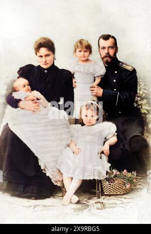 1901 , september , RUSSLAND : der russische Zar Nikolaus II ROMANOV von Russland ( 1868–1918 , Nikolai II ), letzter Kaiser von Russland, König von Polen und Großherzog von Finnland , mit seiner Familie : Whife Tsarina ALEXANDRA FJODOROWNA ( Feodorowna , Alix von Hessen und am Rhein 1872 - 1918 ), MARIE ( Maria , geb. 1899 ), TATIANA ( geb. 1897 ), ANASTASIA ( geb. juni 1901 ) in den Händen von Zarina . Unbekannter Fotograf. DIGITAL COLORIERT .- Foto storiche - Foto storica - Bart - barba - Porträt - ritratto - nobiltà russa - Adel - nobili - nobile - BELLE EPOQUE - ZAR - Zar - Zar - Zar - ROMANOFF Stockfoto